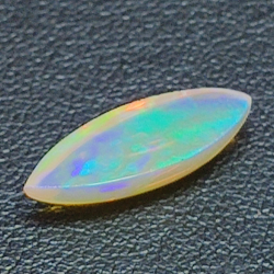 2,25 ct Opal im Marquiseschliff, 17,43 x 6,34 mm