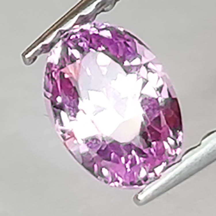 0.92ct Violet Saphir taille ovale 5.90x4,10MM