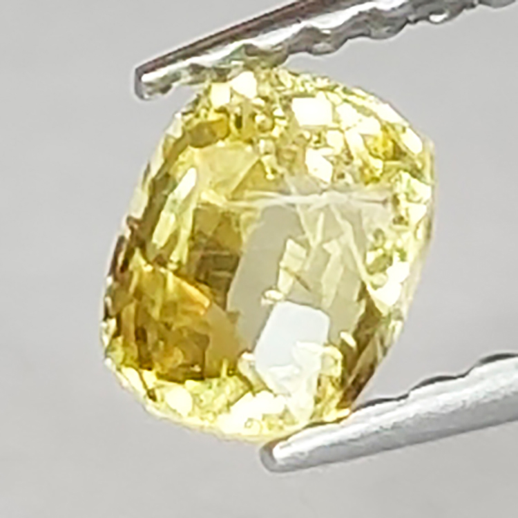 Saphir jaune 0,64 ct taille ovale 4,72 x 3,92 mm