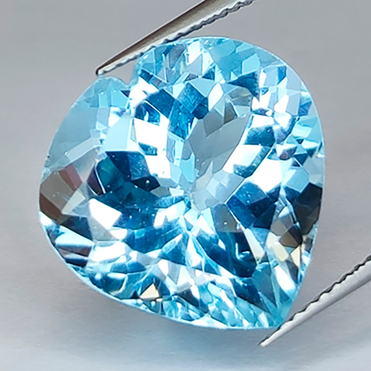 Topazio blu da 15,16 ct con taglio a cuore 15,96x15,94mm