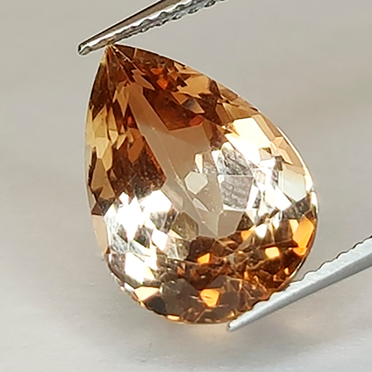 6,98 ct Champagner-Topas im Birnenschliff 14,11x9,80mm