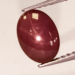 Cabochon rotondo con stella di rubino da 1,90 ct