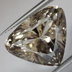 18.29ct. Kunzita natural talla pera 16.45x14.79mm