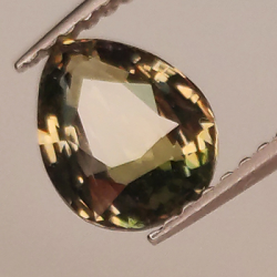 1.54 ct Saphir changement de couleur 7.79x6.35mm