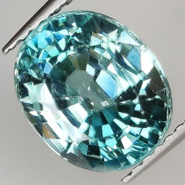 5,21 ct blauer Zirkon im Ovalschliff, 9,74 x 8,01 mm