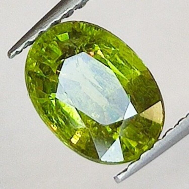 Grenat Démantoïde 1.65ct taille ovale 7.99x5.78mm