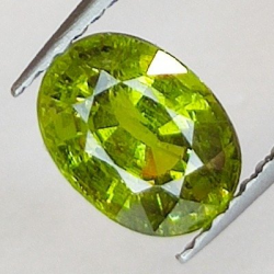 Grenat Démantoïde 1.65ct taille ovale 7.99x5.78mm