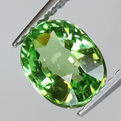 Tsavorite verde taglio ovale da 1,74 ct, 8,00 x 6,78 mm