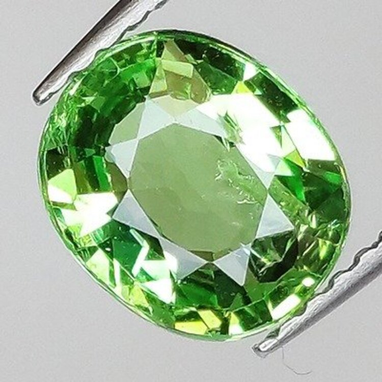 Tsavorite verde taglio ovale da 1,74 ct, 8,00 x 6,78 mm