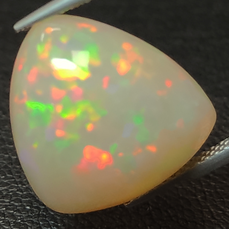 9.86ct Opal cabochon trillant 15.23x 8.87mm