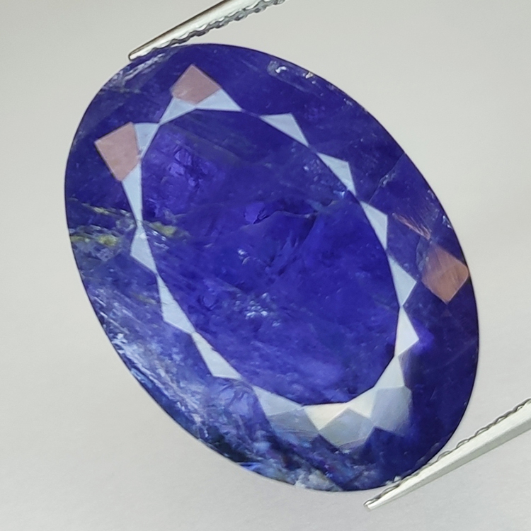 17,98 ct blauer Tansanit im Ovalschliff, 19,61 x 13,87 mm