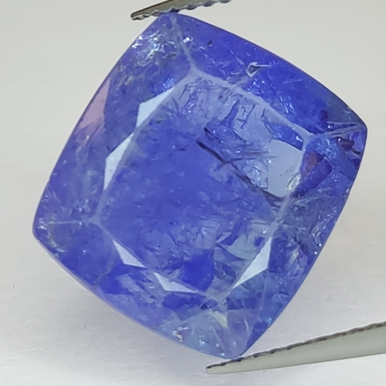 8,86 ct blauer Tansanit im Kissenschliff, 13,14 x 11,92 mm