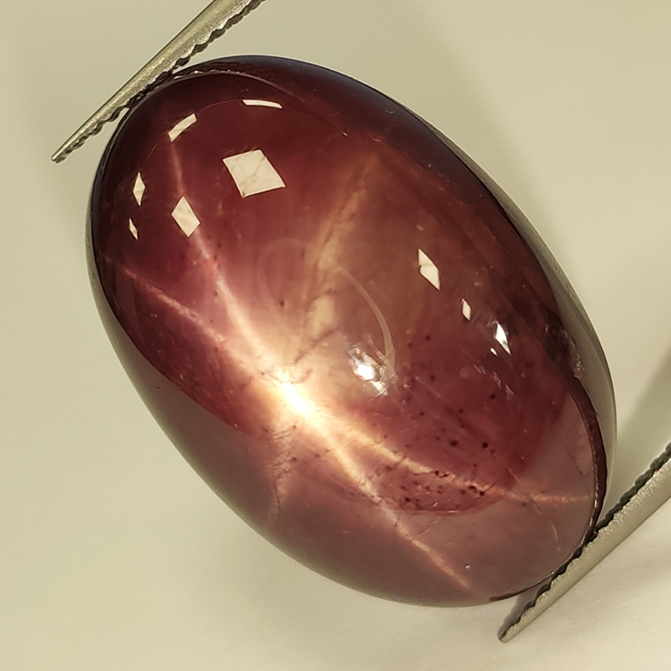 42,80 ct ovaler Sternrubin-Cabochon, 23,50 x 15,64 mm