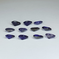 3,73 ct blauer Iolith im Birnenschliff, 6 x 4 mm