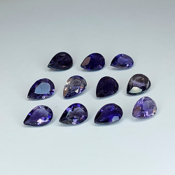 3,73 ct blauer Iolith im Birnenschliff, 6 x 4 mm