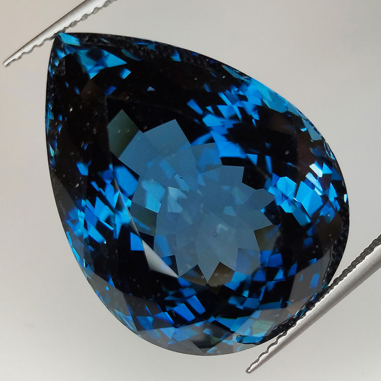 48,66 ct Topaz London natürliche Größe Birne 24,95 x 18,78 mm.