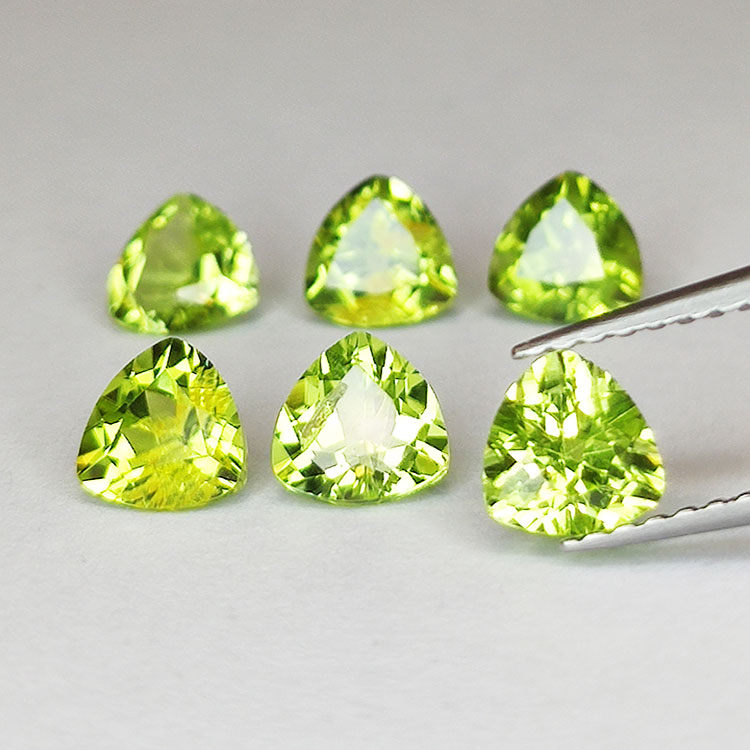 4pz Peridot im Trilliantschliff, 5 x 5 mm