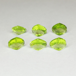 4pz Peridot im Trilliantschliff, 5 x 5 mm