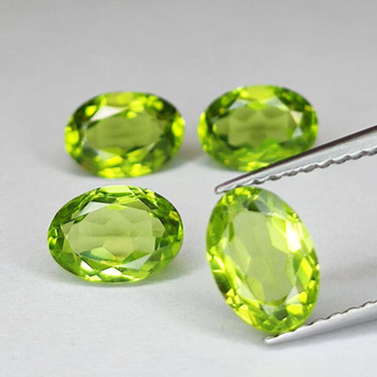 2 pezzi di peridoto taglio ovale 7x5 mm