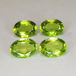 2 Stück Peridot im Ovalschliff 7x5mm