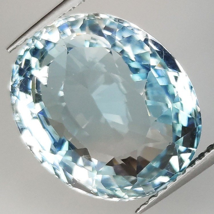 11,87 ct blauer Topas im Ovalschliff 14,23 x 11,97 mm