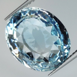 Topaze bleue 11,87 ct taille ovale 14,23 x 11,97 mm