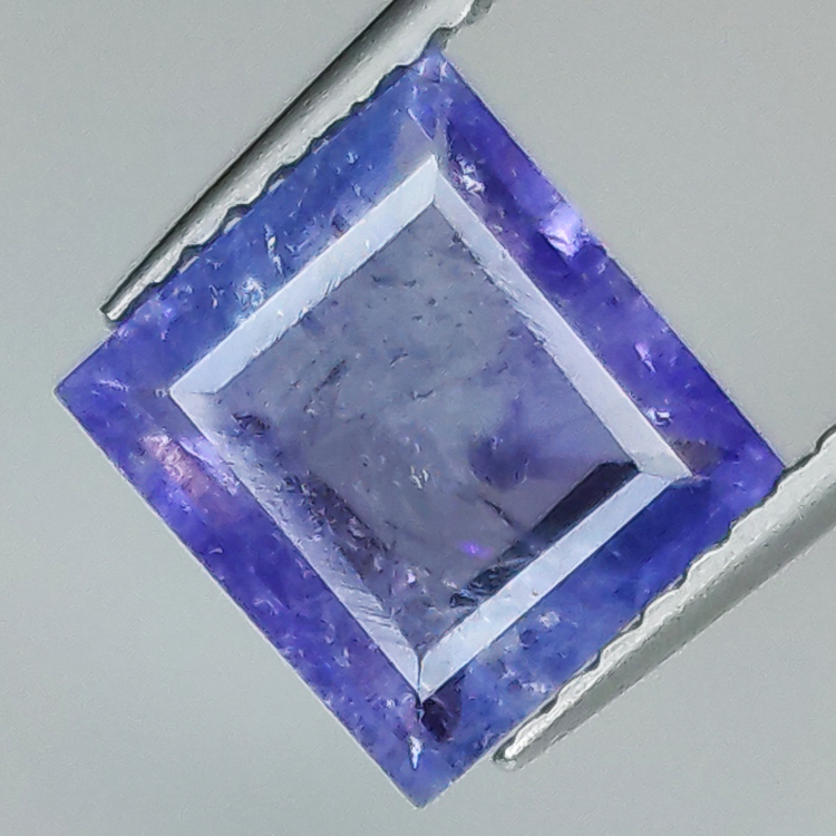 Tanzanite bleue 2,44 ct taille princesse 7,98 x 7,31 mm