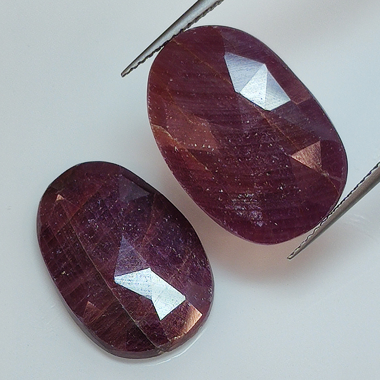 28,71 ct Rubin im Ovalschliff 20,99 x 14,30 mm