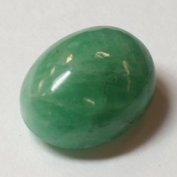 Smeraldo cabochon a taglio ovale da 7,48 ct, 13,27 x 10,93 mm