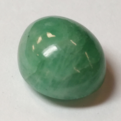 Smeraldo cabochon a taglio ovale da 7,48 ct, 13,27 x 10,93 mm