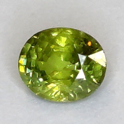 0,61 ct Demantoid-Granat im Ovalschliff 5,36 x 4,48 mm