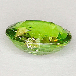 0,72 ct Demantoid-Granat im Ovalschliff 5,84 x 4,51 mm