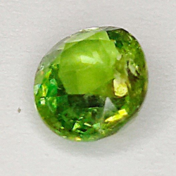 0,72 ct Demantoid-Granat im Ovalschliff 5,84 x 4,51 mm