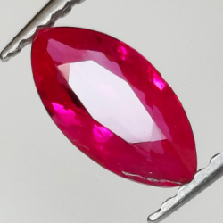 Rubino marchese sangue di piccione da 0,96 ct, dimensioni 8,76 x 4,49 mm