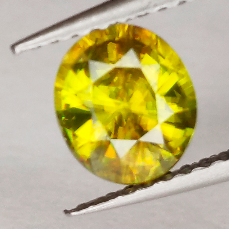 Sfene verde taglio ovale da 1,09 ct, 6,81 x 6,03 mm