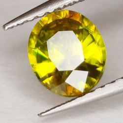 1,09 ct grüner Sphen im Ovalschliff 6,81 x 6,03 mm