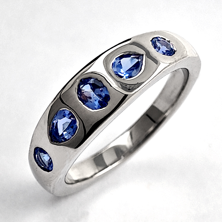 Anello in argento e tanzanite