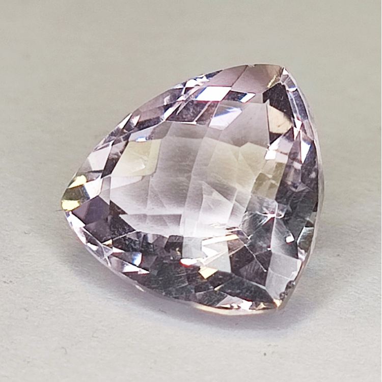 Améthyste violette 12,67 ct, taille trillion, 15,97 x 15,82 mm