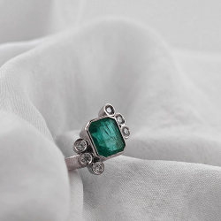 Bague en or avec émeraude et diamant