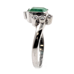Bague en or avec émeraude et diamant