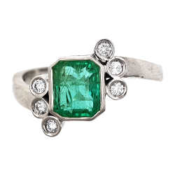 Anello in oro con smeraldo e diamanti