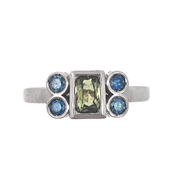 Anello in oro con zaffiro verde ignifugo e diamanti blu