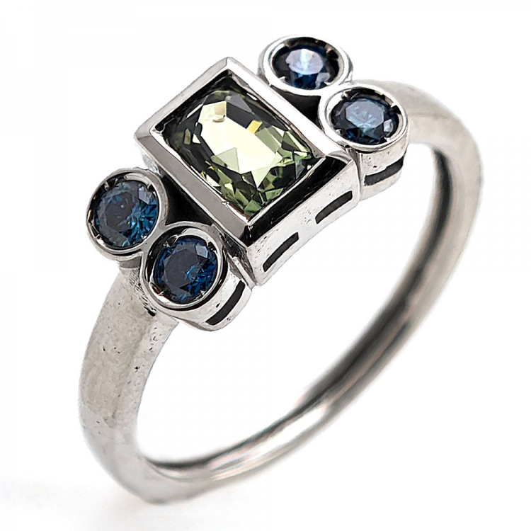 Goldring mit feuerfestem grünem Saphir und blauen Diamanten