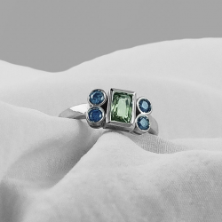 Goldring mit feuerfestem grünem Saphir und blauen Diamanten