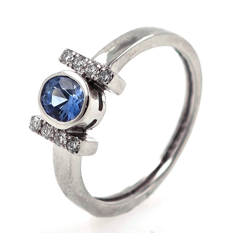 Anillo de oro con zafiro azul sin calor de Ceilán y diamantes