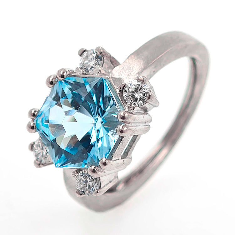 Design-Ring aus Gold mit Blautopas im Präzisionsschliff und Diamanten