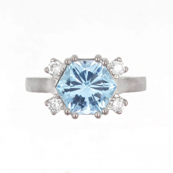 Design-Ring aus Gold mit Blautopas im Präzisionsschliff und Diamanten