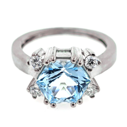 Design-Ring aus Gold mit Blautopas im Präzisionsschliff und Diamanten