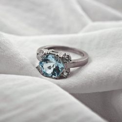 Design-Ring aus Gold mit Blautopas im Präzisionsschliff und Diamanten