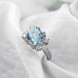 Design-Ring aus Gold mit Blautopas im Präzisionsschliff und Diamanten